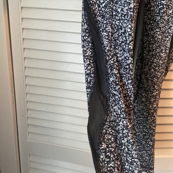 Lululemon Performanxe Leggings, Capri Length with mesh cutout - Picture 2 of 2